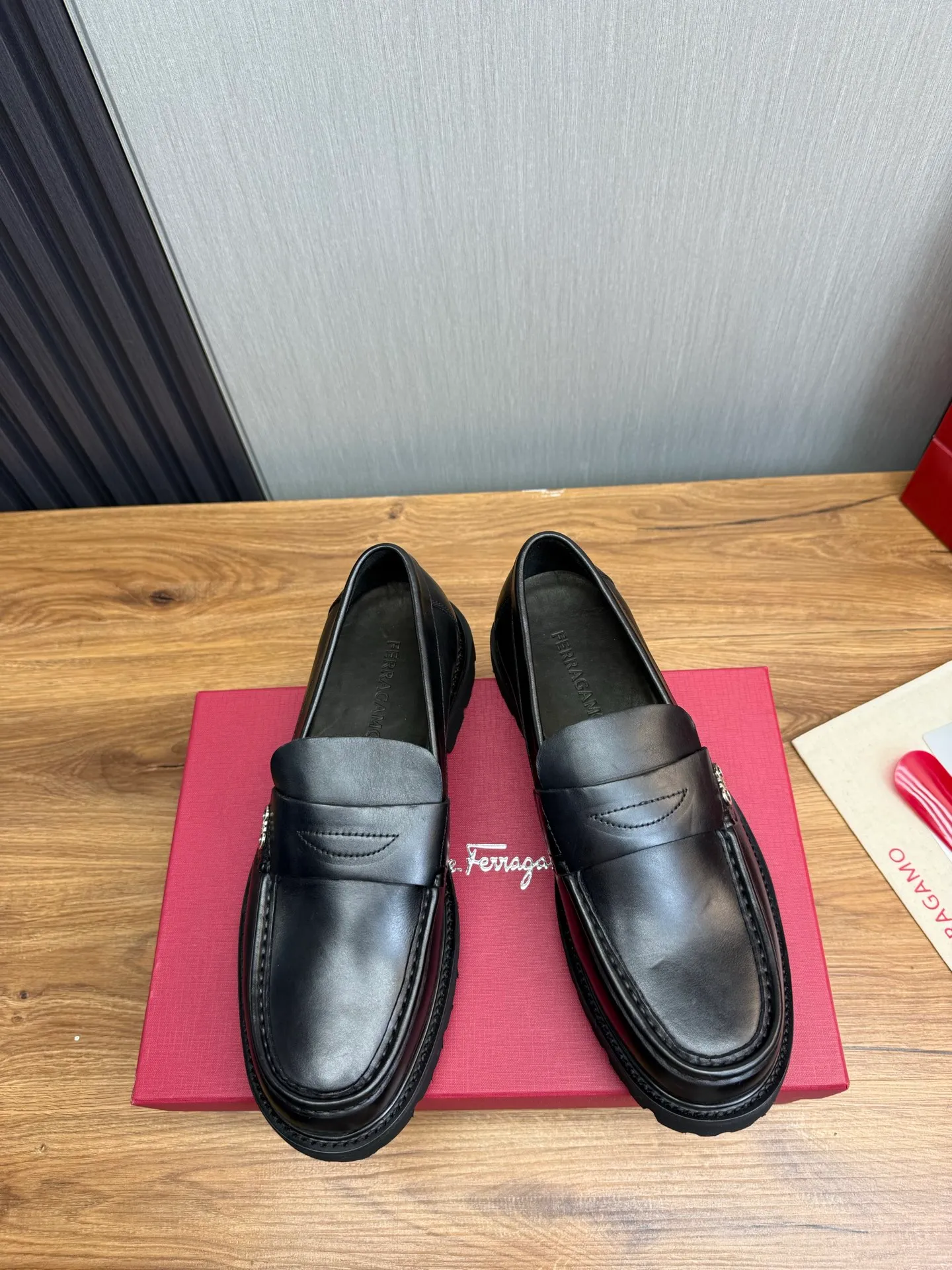 Men's shoes 💰880💰 Ferragamo. [Ferragamo] Men's Loaf leather shoes, the latest hot style, 1:1 original purchase quality, top quality, imported open-edge beaded cowhide leather on the upper, hand-made three-dimensional stitching highlights the round toe design, the inner feet are made of imported cowhide, with original wear-resistant rubber outsole, matching code 39-44, (38, 45 custom-made, non-refundable)
